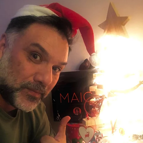 Γρηγόρης Αρναούτογλου | Στόλισε το πρώτο χριστουγεννιάτικο δέντρο της ελληνικής showbiz