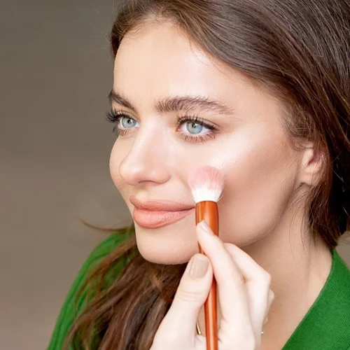 Ο σωστός τρόπος να βάζεις ρουζ για ένα φυσικό αποτέλεσμα