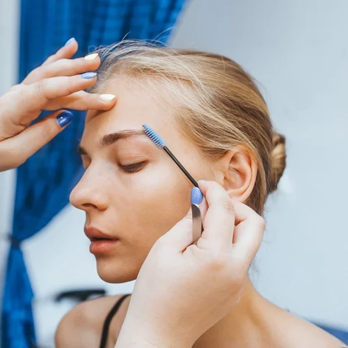 4 πράγματα που κάνουν τα κορίτσια με τέλεια φρύδια!