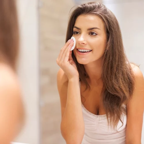 Με αυτήν την μικρή αλλαγή στη skincare ρουτίνα σου μπορείς να προλάβεις το πόδι της χήνας