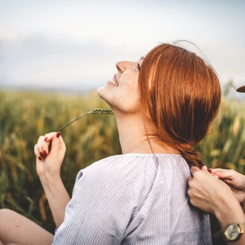 Μαλλιά χωρίς όγκο | 6 χτενίσματα που θα τα κάνουν να φαίνονται πιο πλούσια στη στιγμή