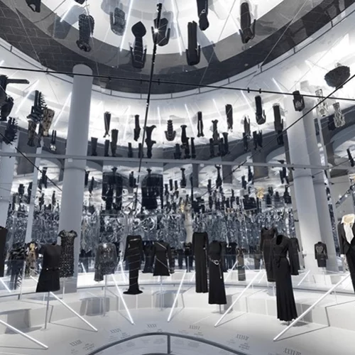 Άνοιξε για το κοινό η έκθεση «About Time: Fashion and Duration» στο Met