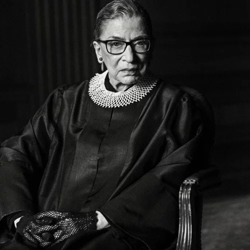 RBG | Επανακυκλοφορεί το "notorious necklace" της θρυλικής δικαστικού από το Banana Republic