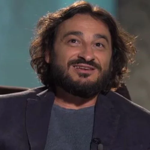 Βασίλης Χαραλαμπόπουλος | «Σε αυτή την παρεΐστικη παράσταση με είδαν από τα “Εγκλήματα” και με πήραν να παίξω ένα γκεστ»