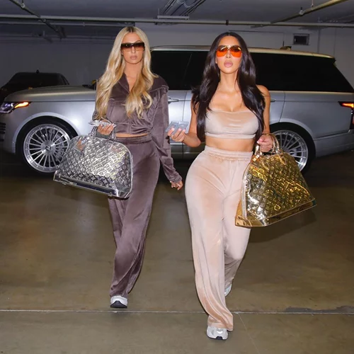 Kim Kardashian & Paris Hilton | Επαναφέρουν τη μεγαλύτερη τάση των 00s