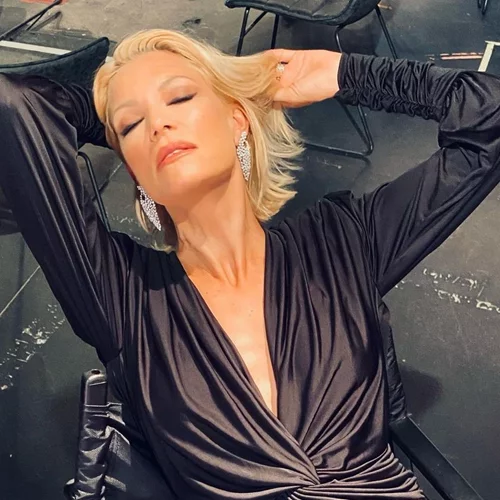 Η Βίκυ Καγιά απογειώνει το μικρό μαύρο φόρεμα