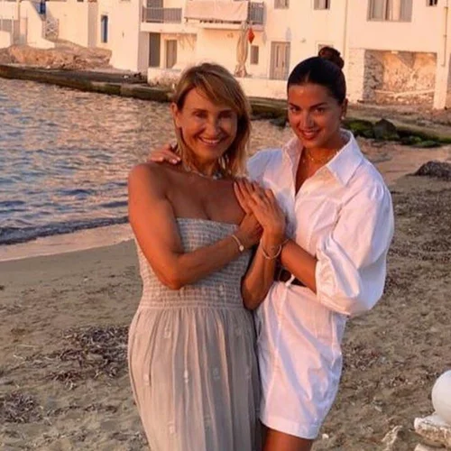 Μάρα Ζαχαρέα | Φωτογραφίζεται με το δώρο που της έκανε η Σταματίνα Τσιμτσιλή