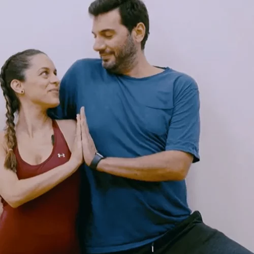 Παναγιώτης Χατζηδάκης | Κάνει ασκήσεις yoga για εγκύους, μαζί με την εγκυμονούσα σύζυγό του, Χαρά Σαράντη