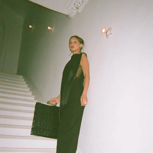 Bella Hadid | Ανεβάζει φωτογραφίες της για τον οίκο Givenchy