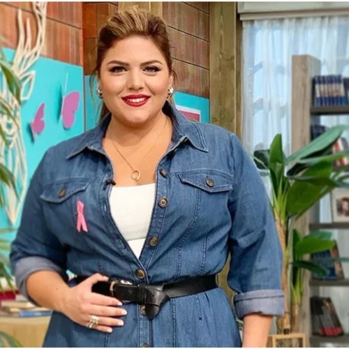 Η Δανάη Μπάρκα με φόρεμα-πουκάμισο από τα Marks & Spencer που μπορούμε να φορέσουμε όλες