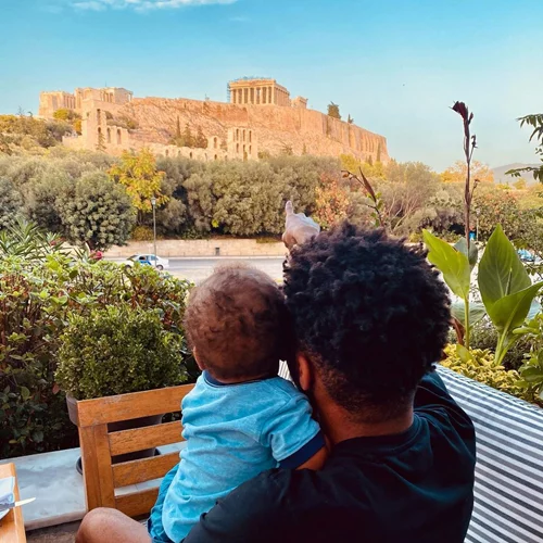 Γιάννης Αντετοκούνμπο | Οι τρυφερές αγκαλιές με τη σύζυγο και τον γιο του