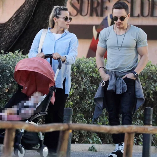 Βασιλική Μιλλούση | Με casual look στη βόλτα με τον Λευτέρη Πετρούνια και την κόρη τους, Σοφία