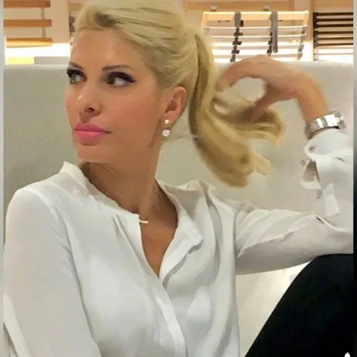 Ελένη Μενεγάκη | Καλημερίζει τους θαυμαστές της από το σαλόνι του σπιτιού της με κομψό office look