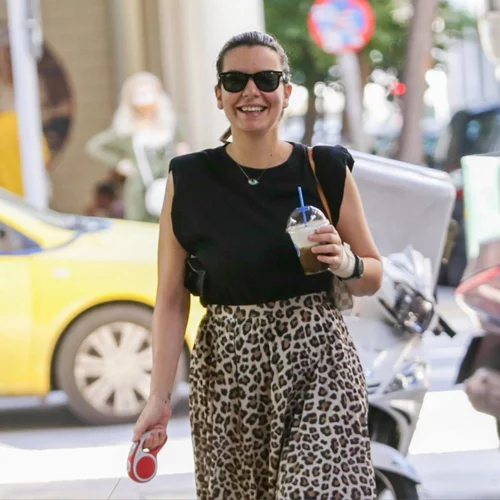 Νικολέττα Ράλλη | Βόλτα στο κέντρο της πόλης χωρίς μακιγιάζ και με casual look