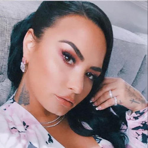 Με à la garçonne κούρεμα η Demi Lovato |  Η τεράστια αλλαγή στο look της