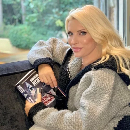 Stylish και στο σπίτι | Η νέα φωτογραφία της Ελένης Μενεγάκη και η λογοτεχνική πρότασή της