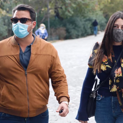 Φλορίντα Πετρουτσέλι | Έξοδος με τον σύζυγό της, Άρη Γούτο, με casual outfit