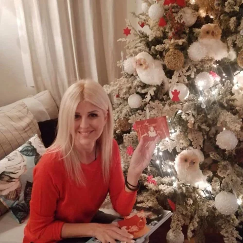 Έλενα Ράπτη | «Ανοίγει» το σπίτι της και μας δείχνει το χριστουγεννιάτικο δέντρο