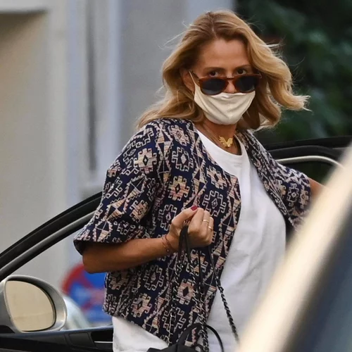 Τζένη Μπαλατσινού | Με casual outfit και πολύ φουσκωμένη κοιλίτσα