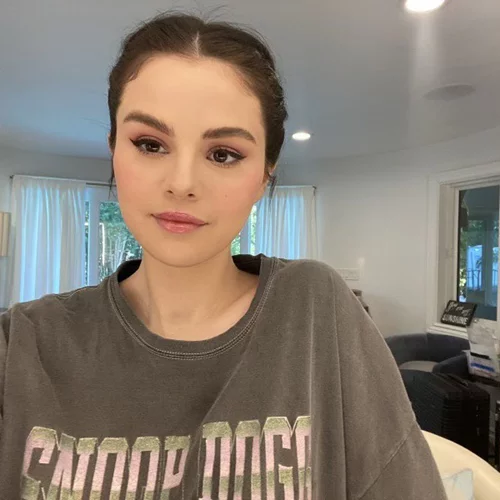 To μακιγιάζ της Selena Gomez είναι ό, τι πρέπει για τα zoom meetings σου