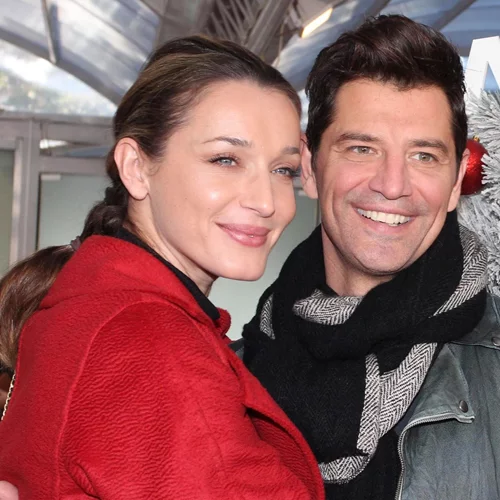 Σάκης Ρουβάς | Η τρυφερή οικογενειακή φωτογραφία κάτω από το χριστουγεννιάτικο δέντρο