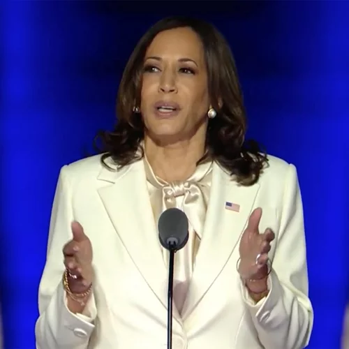 Kamala Harris | Ο συμβολισμός πίσω από το λευκό κοστούμι της