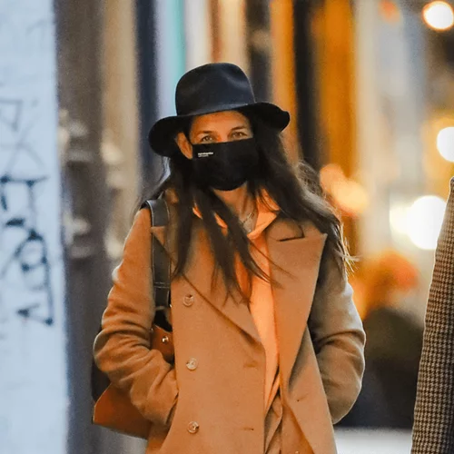 Katie Holmes | Απογείωσε ξανά το casual look με τζιν και hoodie