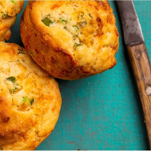 Μικρά κέικ καλαμποκιού με τυρί φέτα