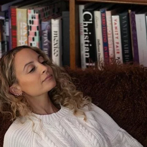 Όταν οι celebrities δίνουν έμπνευση για τις βιβλιοθήκες μας