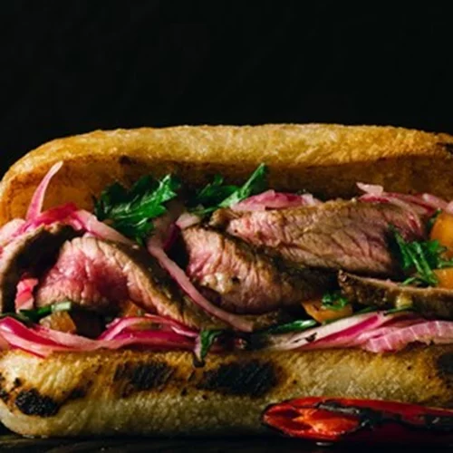 Σάντουιτς με μπριζόλα και relish ντομάτας