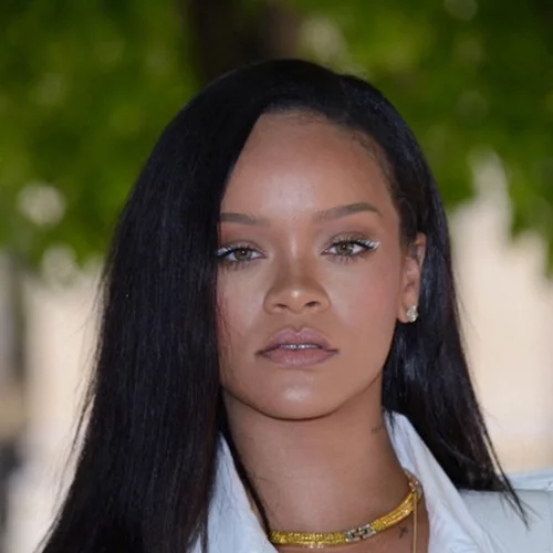 Rihanna | Βάφεται on camera και το αποτέλεσμα μάς αρέσει πολύ
