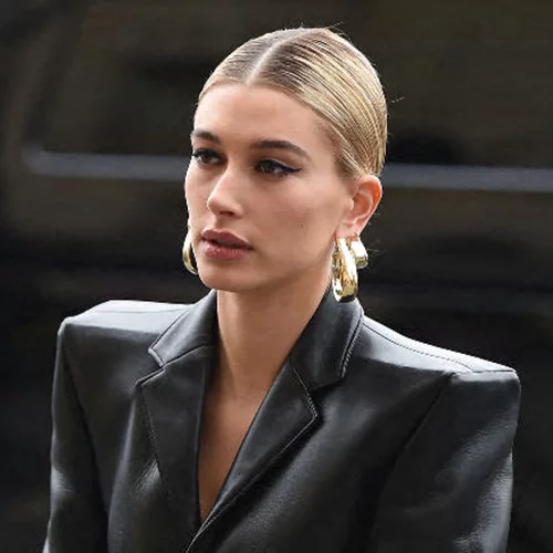 Η Hailey Bieber έχει γενέθλια και το γιορτάζει με ένα υπέροχο beauty look