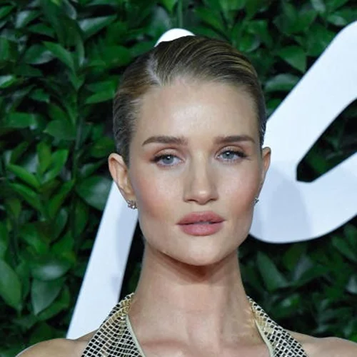 Rosie Huntington Whiteley | Tα 7 μυστικά ομορφιάς στα οποία ορκίζεται