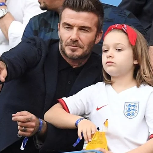 Η Harper Beckham ψήνει χριστουγεννιάτικα μπισκότα μαζί με τον μπαμπά της