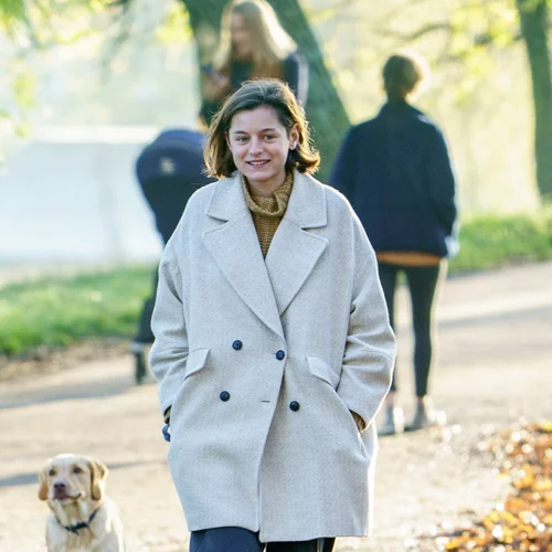 H Emma Corrin με κομψό και διαχρονικό παλτό από τα Mango | Βρίσκεται σε έκπτωση και κοστίζει λιγότερο από όσο πιστεύεις