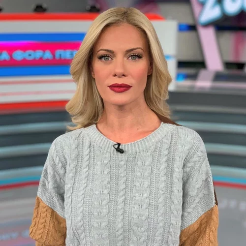 Από όλα τα πουλόβερ του φετινού χειμώνα, αυτό είναι το πιο ιδιαίτερο | To φόρεσε η Ζέτα Μακρυπούλια