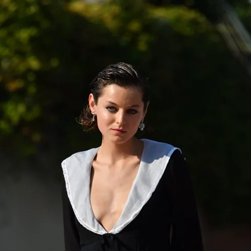 Τα στοιχεία του στιλ της Πριγκίπισσας Diana που η Emma Corrin αντιγράφει στην πραγματική της ζωή