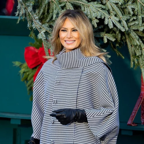 Melania Trump | Με κομψό καρό παλτό υποδέχτηκε το τελευταίο χριστουγεννιάτικο δέντρο