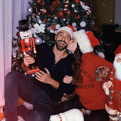 Σάκης Τανιμανίδης & Χριστίνα Μπόμπα | Η χριστουγεννιάτικη φωτογραφία του ζευγαριού