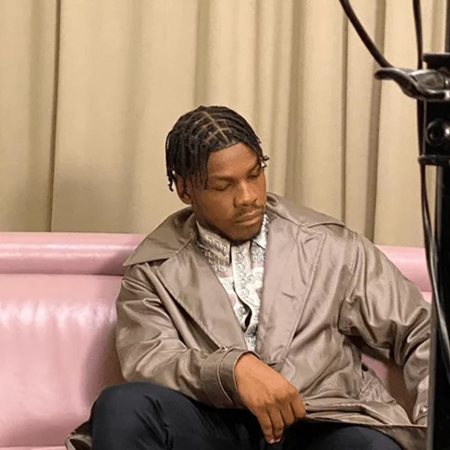 Ο John Boyega προτρέπει τα κινηματογραφικά στούντιο να προστατεύσουν τους ηθοποιούς από ρατσιστικές και σεξιστικές διαδικτυακές επιθέσεις