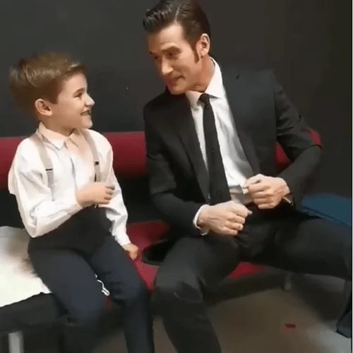 «Άγριες Μέλισσες» | Ο Αναστάσης Ροϊλός τραγουδά με τον τηλεοπτικό γιο του