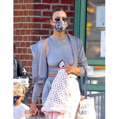 Irina Shayk | Φόρεσε τις βελούδινες φόρμες με τον πιο σύγχρονο τρόπο