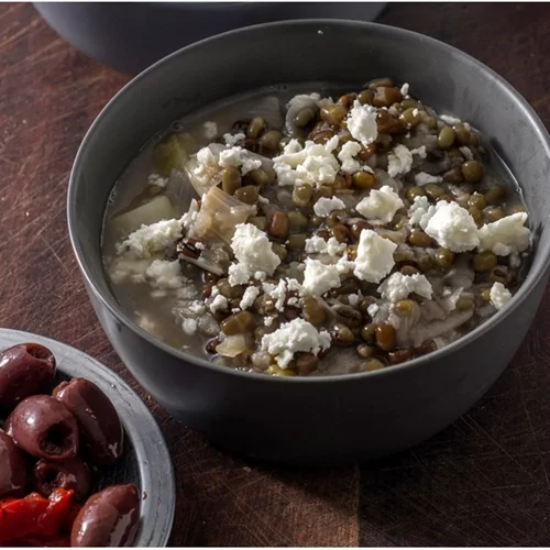 Φακές σούπα με κατσικίσιο τυρί και πιπεριές