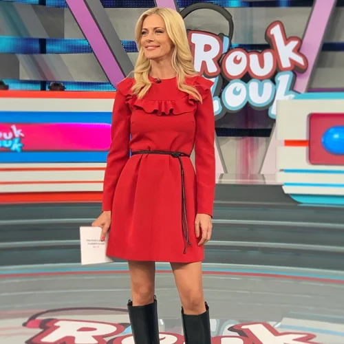 Οι τέλειες μπότες της Zέτας Μακρυπούλια από τα H&M βρίσκονται σε έκπτωση | Είναι η απόλυτη τάση της χρονιάς