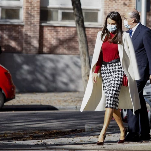 Η chic εμφάνιση της βασίλισσας Letizia με καρό φούστα