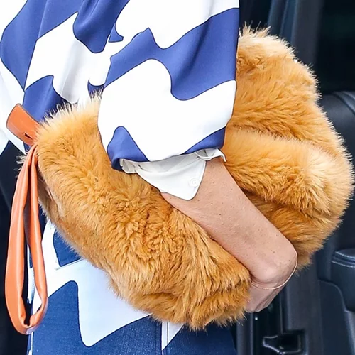 Τσάντα με γούνα | 5 κομμάτια από τα Zara για να υιοθετήσεις το trend