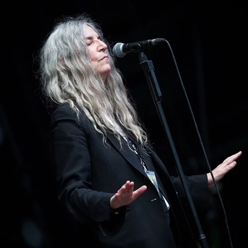 "People have the power" | Η Patti Smith τραγούδησε μπροστά σε ψηφοφόρους στη Νέα Υόρκη