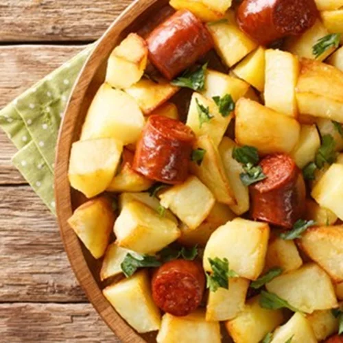 Πατάτες αντιναχτές με λουκάνικα