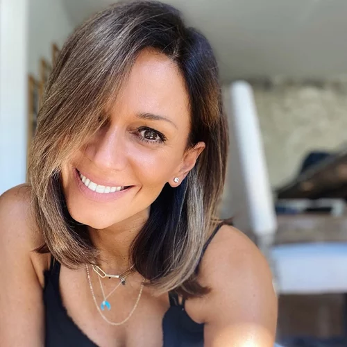 Έλλη Κοκκίνου | Στόλισε το χριστουγεννιάτικο δέντρο αγκαλιά με ένα νέο «φίλο»