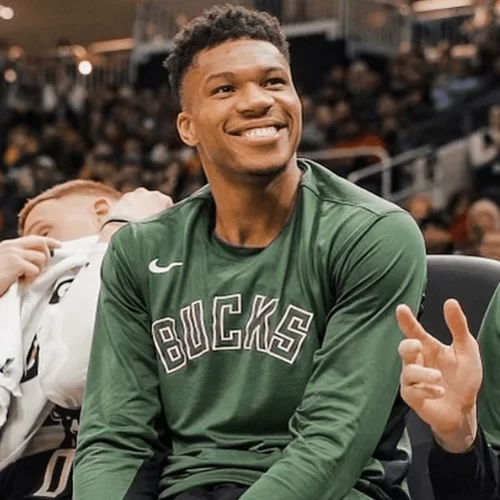 Το «μυστικό» κοινωνικό έργο του Γιάννη Αντετοκούνμπο | Μοίρασε τρόφιμα στα Σεπόλια μακριά από κάμερες